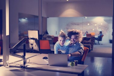 Gece ofisindeki genç tasarımcılar.