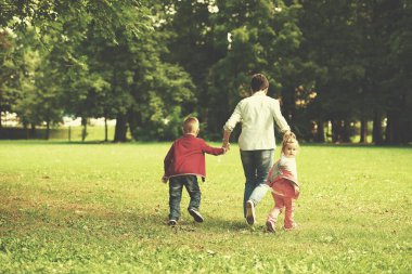 mutlu aile birlikte oynayan Park açık