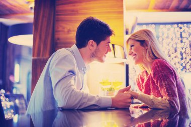 Genç çiftin romantik bir akşam randevusu var.