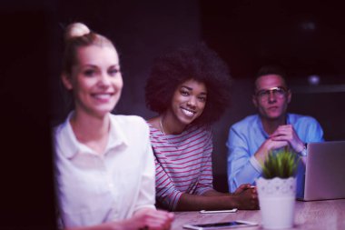 Çok ırklı başlangıç iş takım gece ofiste