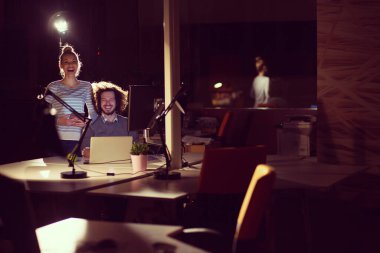 Gece ofisindeki genç tasarımcılar.