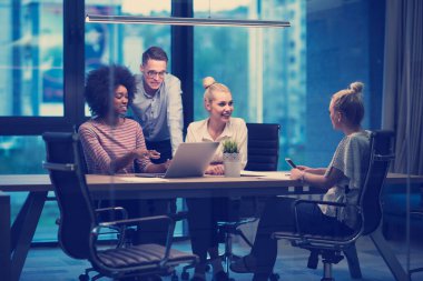 Çok ırklı başlangıç iş takım gece ofiste