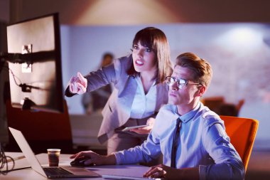 Gece ofisindeki genç tasarımcılar.