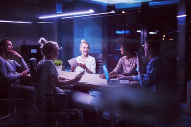 Çok ırklı başlangıç iş takım gece ofiste