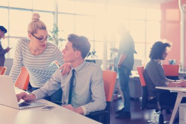 İki laptop ofiste iş insanlar ile çalışma