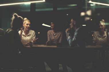 Çok ırklı başlangıç iş takım gece ofiste