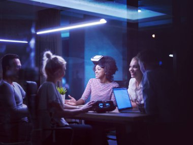 Sanal gerçeklik kulaklık kullanarak çok ırklı iş takım