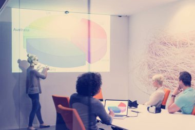 Modern gece ofis binasındaki bir toplantıda Girişim Ekibi