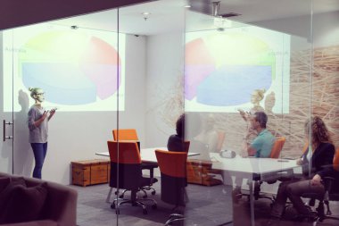 Modern gece ofis binasındaki bir toplantıda Girişim Ekibi