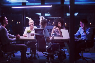 Çok ırklı başlangıç iş takım gece ofiste