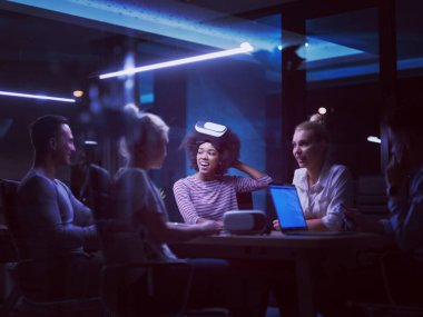 Sanal gerçeklik kulaklık kullanarak çok ırklı iş takım