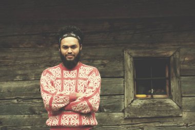 Ahşap evin önünde genç hipster portresi