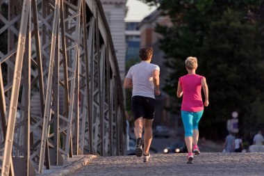 Şehirde koşan bir çift.