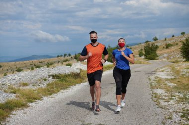 Doğada koşan çift maske takıyor