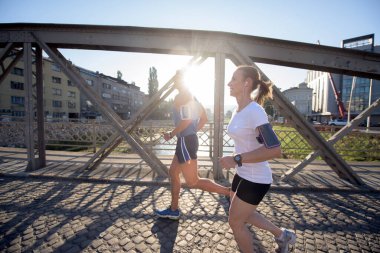 Şehirde koşan bir çift.