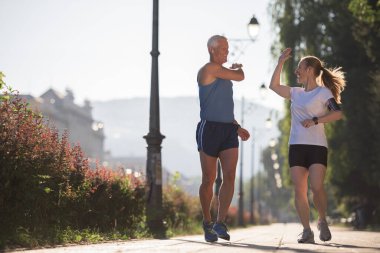 Çift tebrik eder ve bitirmekten mutlu olur.