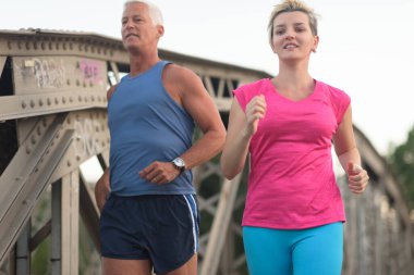 Şehirde koşan bir çift.