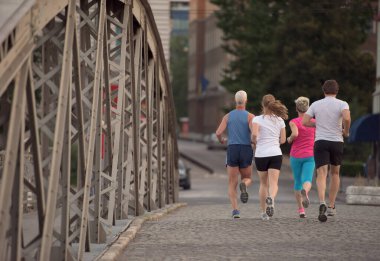 bir grup insan koşu