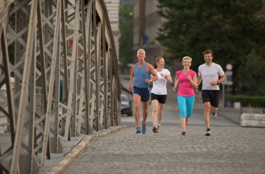 bir grup insan koşu