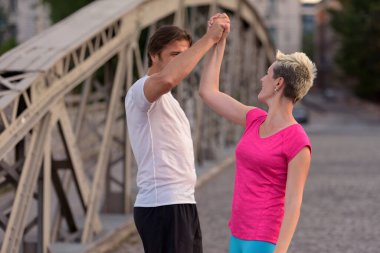 Çift tebrik eder ve bitirmekten mutlu olur.