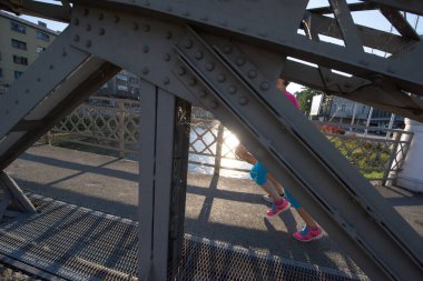 Şehirde koşan bir çift.