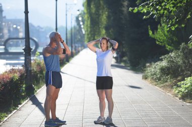 Çift koşmadan önce ısınıyor ve geriniyor.
