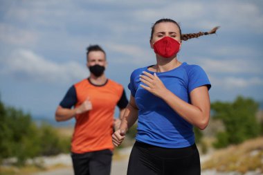 Doğada koşan çift maske takıyor