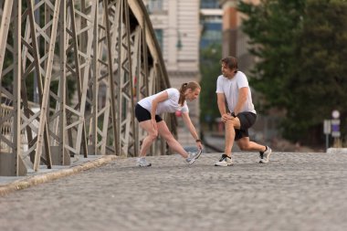 Çift koşmadan önce ısınıyor ve geriniyor.
