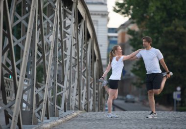 Çift koşmadan önce ısınıyor ve geriniyor.