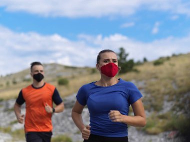 Doğada koşan çift maske takıyor