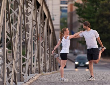 Çift koşmadan önce ısınıyor ve geriniyor.