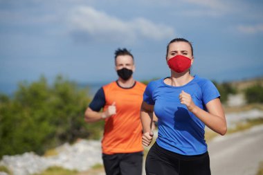 Doğada koşan çift maske takıyor