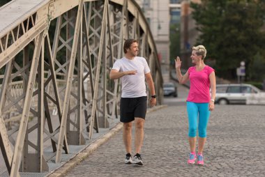 Çift tebrik eder ve bitirmekten mutlu olur.