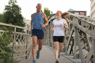 Şehirde koşan bir çift.