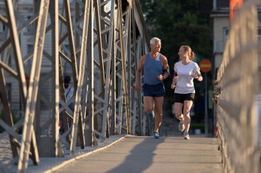 Şehirde koşan bir çift.
