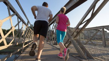 Şehirde koşan bir çift.