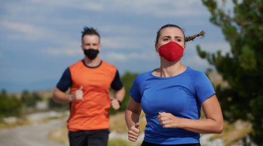 Doğada koşan çift maske takıyor