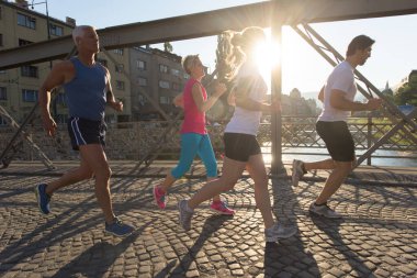 bir grup insan koşu