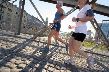 Şehirde koşan bir çift.