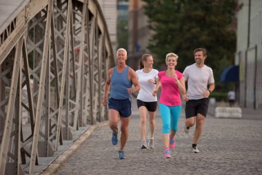 bir grup insan koşu