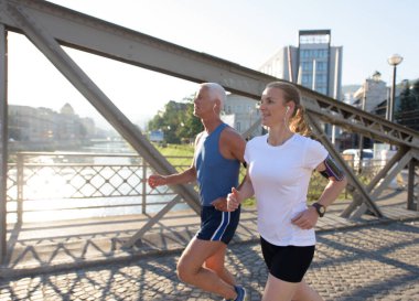 Şehirde koşan bir çift.