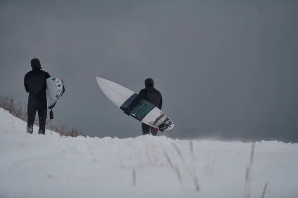 Surfeurs Arctiques Qui Courent Sur Plage Après Surf — Photo