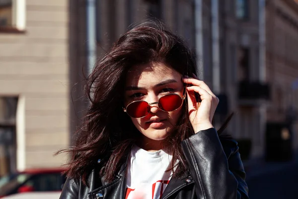 大きな街の外にサングラスをかけた若いアジア系の女の子ライフスタイルの人々のコンセプト — ストック写真