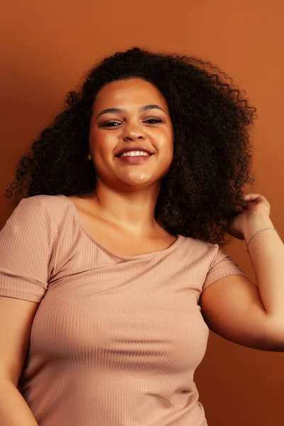 Pretty Young African American Woman Curly Hair Posing Cheerful Gesturing — Stock Photo, Image