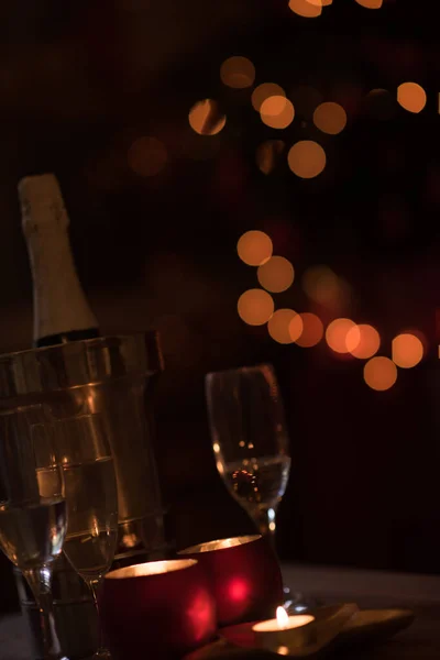 Ahşap Bir Masa Şampanya — Stok fotoğraf