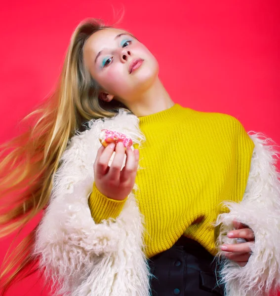 Kleine Niedliche Blonde Teenager Mädchen Posiert Mode Stil Mit Donut — Stockfoto