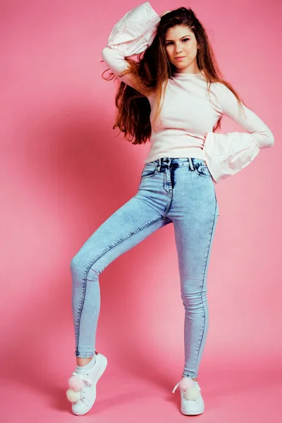 可愛い赤い髪の10代の女の子ピンクの背景 ライフスタイル現代人の概念 — ストック写真