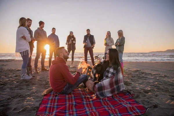 Para Ciesząca Się Przyjaciółmi Zachodzie Słońca Plaży — Zdjęcie stockowe