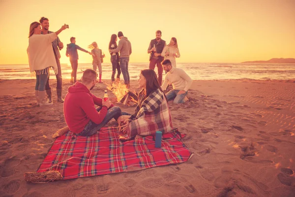 Pareja Disfrutando Con Amigos Atardecer Playa —  Fotos de Stock