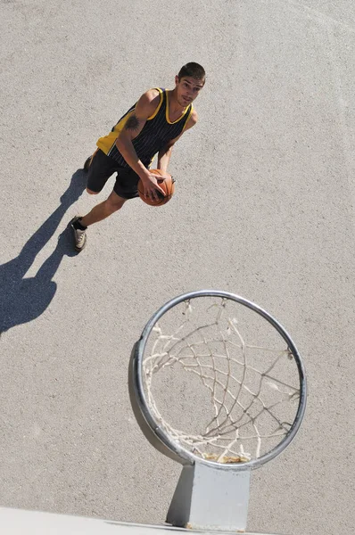 Мужчина Играет Уличный Баскетбол — стоковое фото